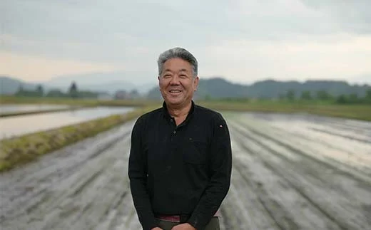 写真:【八鍬英也】戸沢村でお米に向き合い農家を続けてきました。 戸沢村は、自然が豊かで山や最上川から流れる水がきれいなので、朝晩の寒暖差もあるので美味しいお米が育ちます。 皆さんに「おいしい」と言っていただけるように、お米に愛情をたっぷりかけて育てています。一口食べて笑顔になる様なお米だと自信をもっています。私の丹精込めて作った自慢のお米を食べていただけたら嬉しいです。
